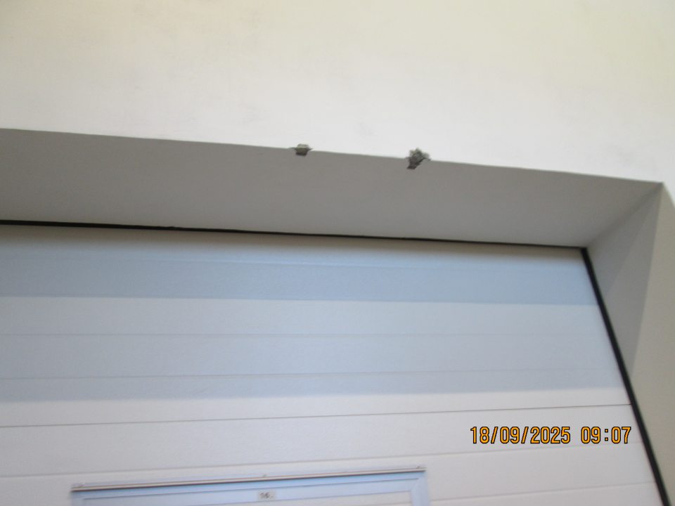 	V skladovacích priestoroch určených na uskladnenie obalov poškodený hygienický náter a omietka na troch miestach s výskytom výtlkov.