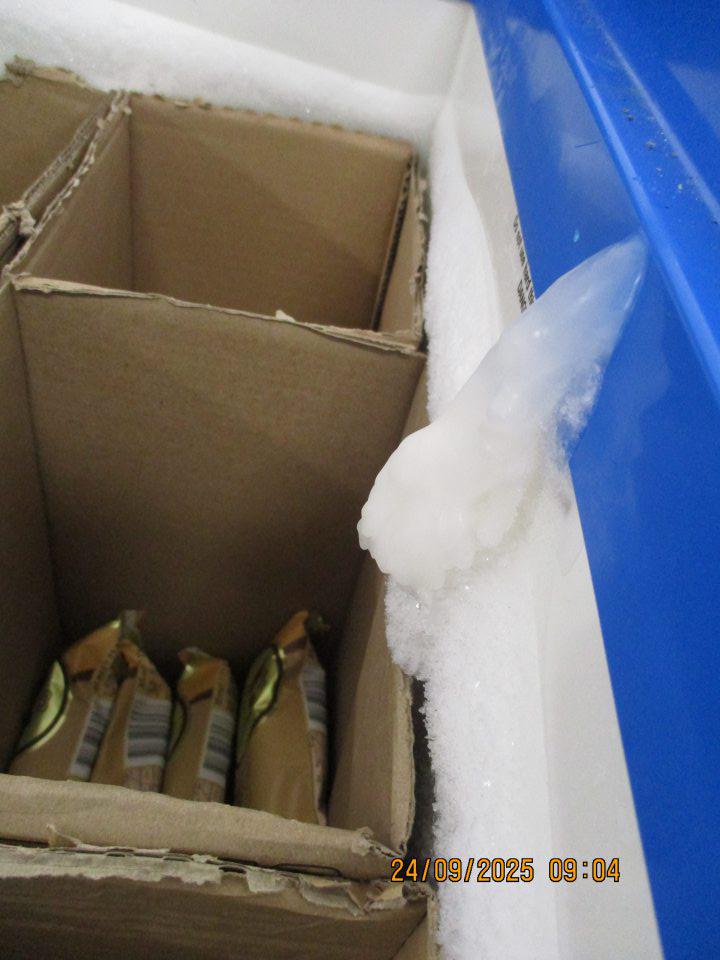 Na predajnej ploche, pri vstupe do prevádzky, v mraziacom zariadení s uloženými nanukmi zistený výskyt hrubej vrstvy námrazy po obvode v rozsahu cca 30 cm x 1 cm.