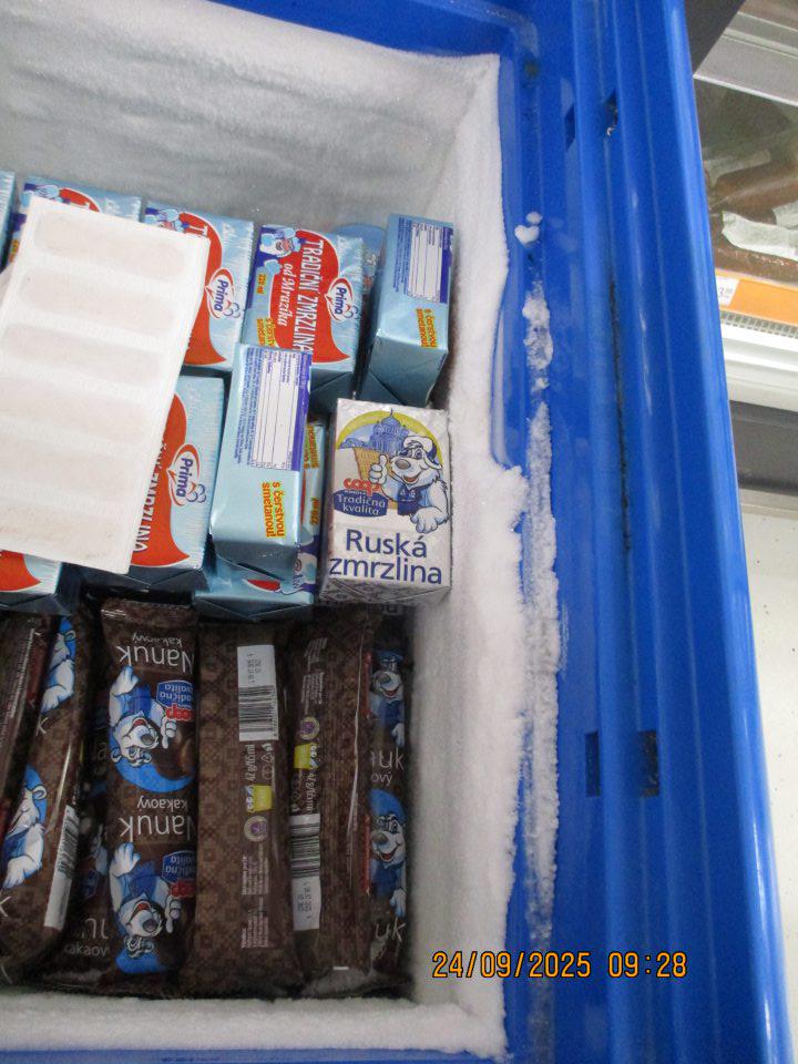 Na predajnej ploche, nachádzajúcej sa pri mraziacich zariadeniach s uloženými hlbokomrazenými potravinami, v mraziacom zariadení s uloženými nanukmi a mrazenými krémami zistený výskyt hrubej vrstvy námrazy v rozsahu cca 20 cm x 1 cm. 