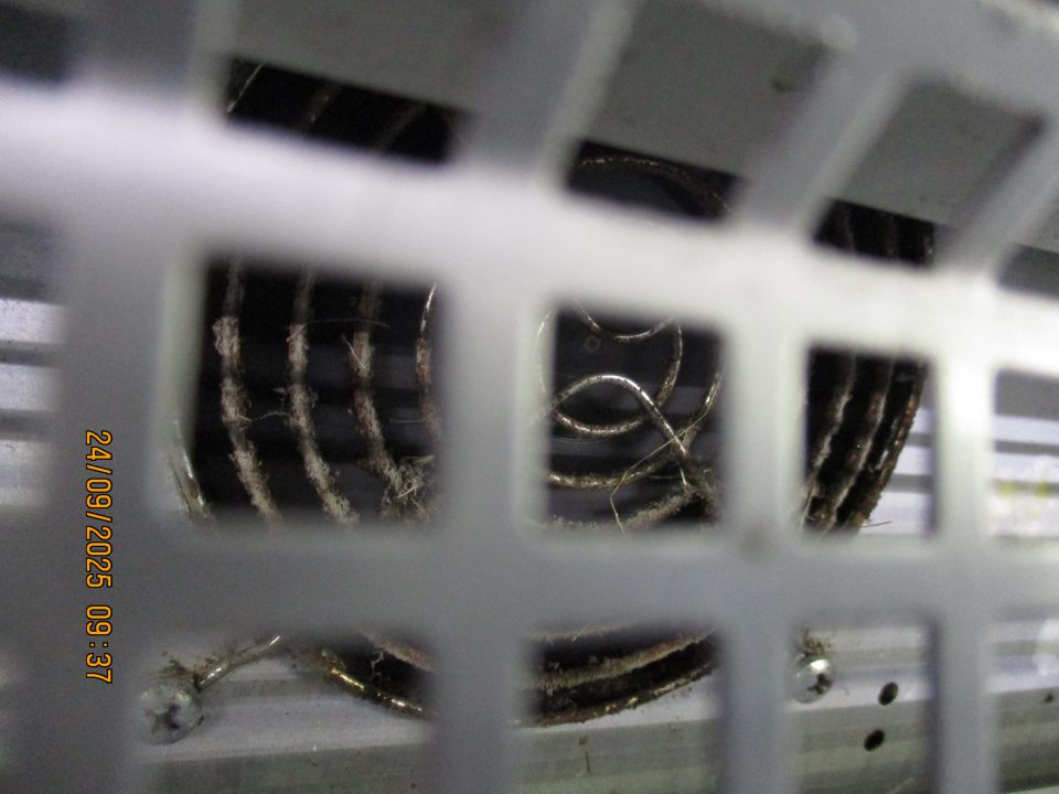  V chladiacom zariadení s uloženými mliečnymi výrobkami pod mriežkou zistený výskyt prachu nečistôt na vetrákoch a zaschnutej neznámej tekutiny. 