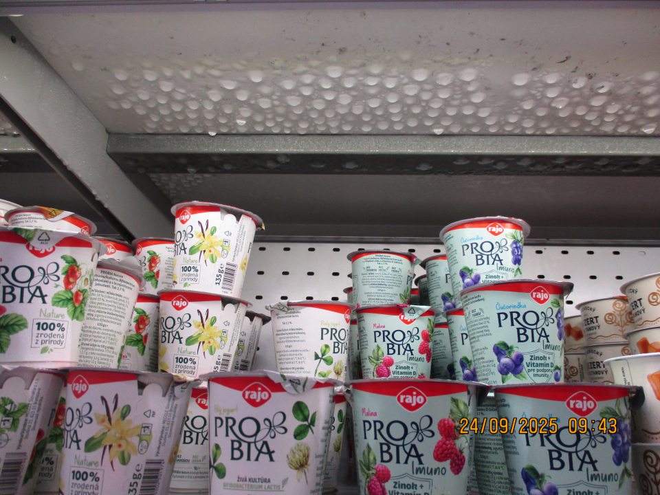 V chladiacich zariadeniach na predajnej ploche s uloženými mliečnymi, lahôdkarenskými a mäsovými výrobkami zistený výskyt zvýšeného kondenzu a tekutiny nakvapkanej z kondenzu na kovovom regáli s uloženými spotrebiteľsky balenými nátierkami a priamo na spotrebiteľsky balených nátierkach a jogurtoch.