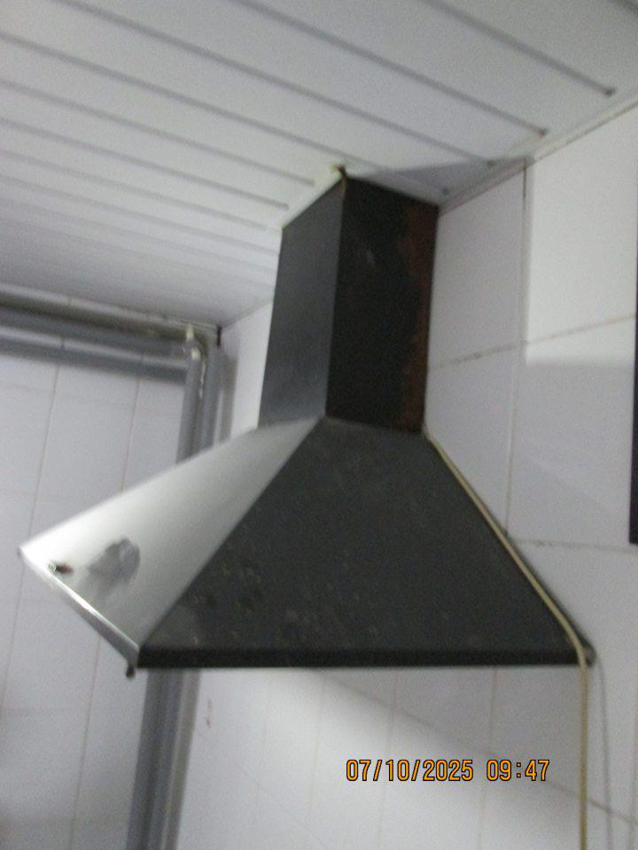 opadávajúci hygienický náter a výskyt korózie na dvoch odsávacích zariadeniach vo výrobni šišiek