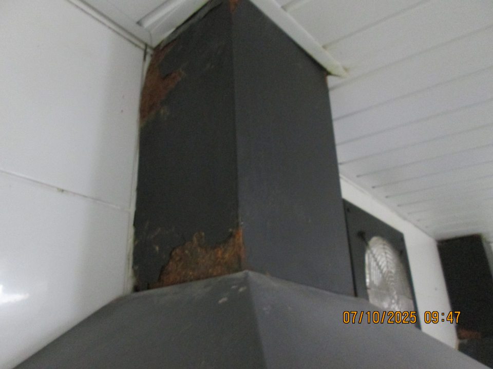 opadávajúci hygienický náter a výskyt korózie na dvoch odsávacích zariadeniach vo výrobni šišiek