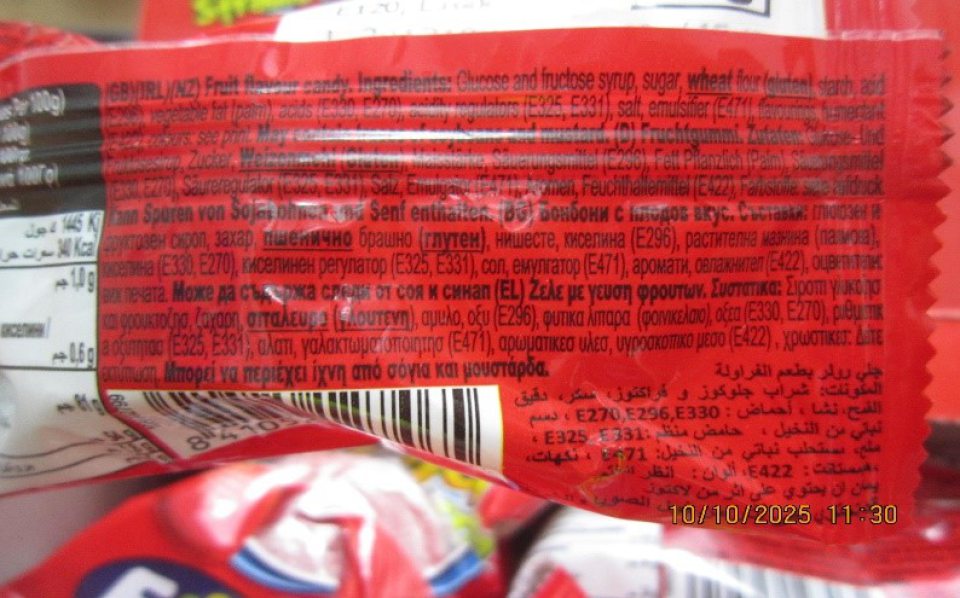 Cukrovinka neoznačená požadovanými údajmi v kodifikovanej podobe štátneho jazyka ani na originálnom obale, ani na samopredávači.