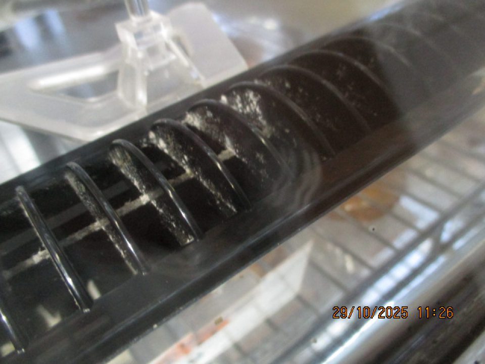 Plastové kryty - mriežky chladiacej jednotky chladiacej vitríny znečistené zvyškami cukrárskych výrobkov