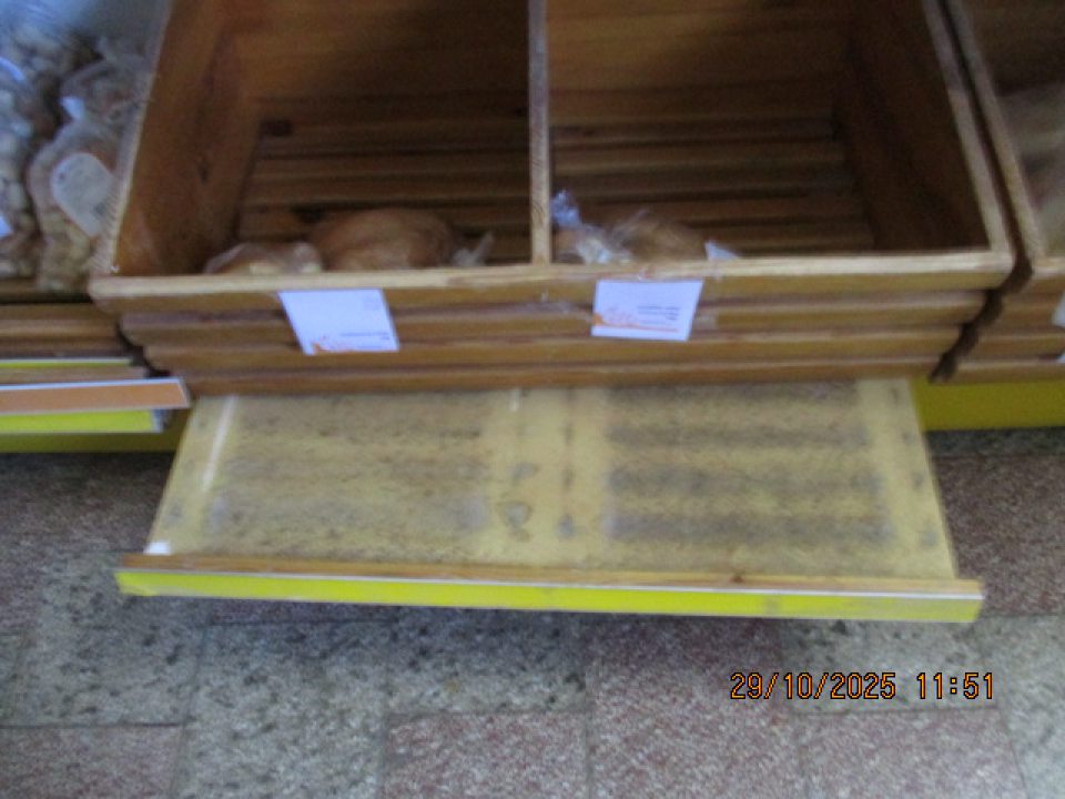 Pod dreveným zariadením slúžiacim na uskladnenie pekárskych výrobkov je v spodnej časti vysúvateľná podložka opotrebovaná.