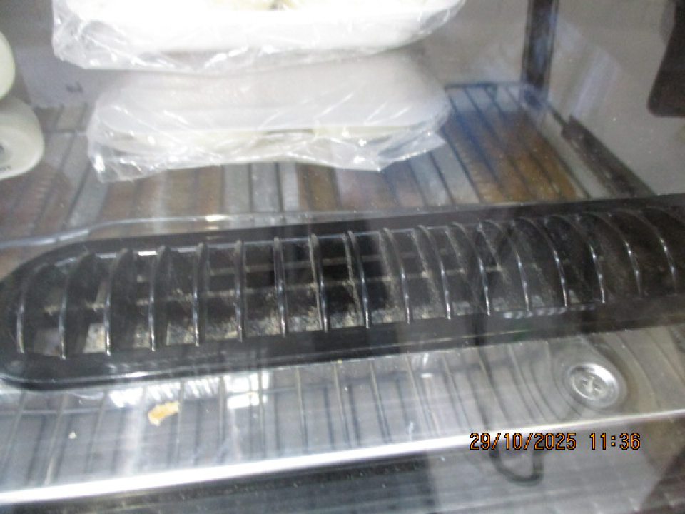 Plastové kryty - mriežky chladiacej jednotky chladiacej vitríny znečistené zvyškami cukrárskych výrobkov.