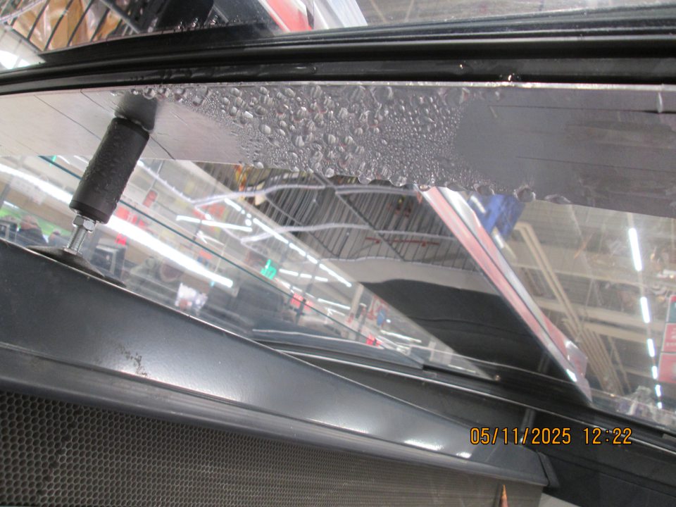 1.	Na predajnej ploche v chladiacom zariadení s uskladnenými mrazenými nanukmi sa na zatváracích dvierkach zo spodnej strany nachádzal nahromadený kondenz.