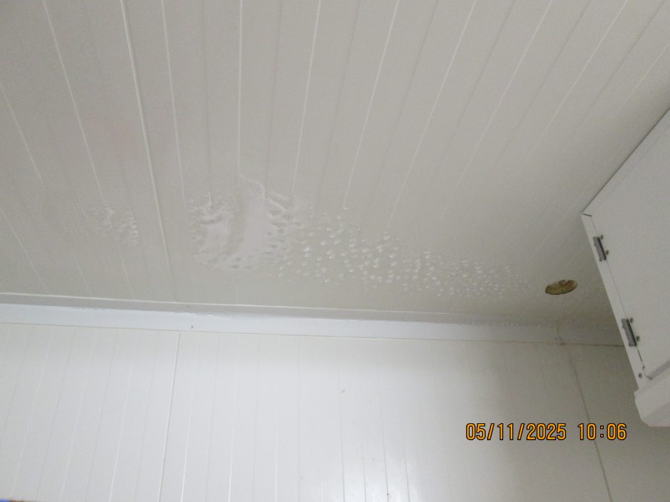 2.	V mraziacom boxe v zázemí s uloženým hlbokozmrazeným pekárenským polotovarom bol na strope po ľavej strane uloženej klimatizačnej jednotky zistený výskyt zmrazeného kondenzu. 