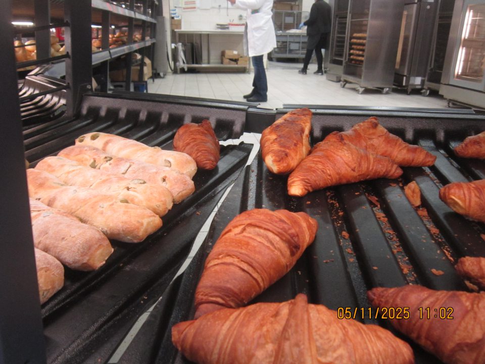 V čase úradnej kontroly boli zistené nedostatky na úseku predaja nebalených pekárských polotovarov vyrobených dopečením z hlbokozmrazených pekárskych polotovarov a tiež rozmrazených z hlbokozmrazených pekárskych polotovarov a to: umelohmotná podložka slúžiaca na uloženie rozmrazeného pečiva sušienka Red velvet pripravená k predaju ku konečnému spotrebiteľovi má v zadnej časti vpravo prasknutú/nalomenú časť o rozmeroch cca. 15 cm x 4 cm, taktiež vedľa umiestnená umelohmotná podložka slúžiaca na uloženie pekárenských výrobkov, ktoré boli vyrobené dopečením hlbokozmrazených pekárskych polotovarov Mini toscana s olivami a čili, Mini toscana s balkánskym syrom a tyčinka so zelenými olivami má v zadnej časti vľavo poškodenú/nalomenú časť o rozmeroch 2 cm x 2 cm a vpravo v zadnej časti je prasknutá v dĺžke 6 cm. Ďalej umelohmotná podložka na uloženie pekárskeho polotovaru rozmrazeného z hlbokozmrazených pekárskych polotovarov Vianočka maslová s hrozienkami poškodená/prasknutá o rozmeroch 7 cm x 5 cm. 