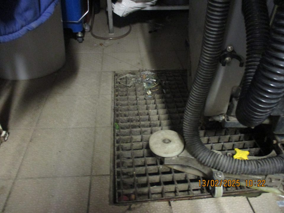 V zázemí:
-	V sklade s čistiacimi pomôckami – podlaha aj výlevka znečistená hrubou špinou
