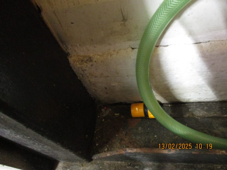 V zázemí: V časti príjmovej rampy, vpravo - znečistená podlaha zvyškami plastov a omrviniek a obalového materiálu 