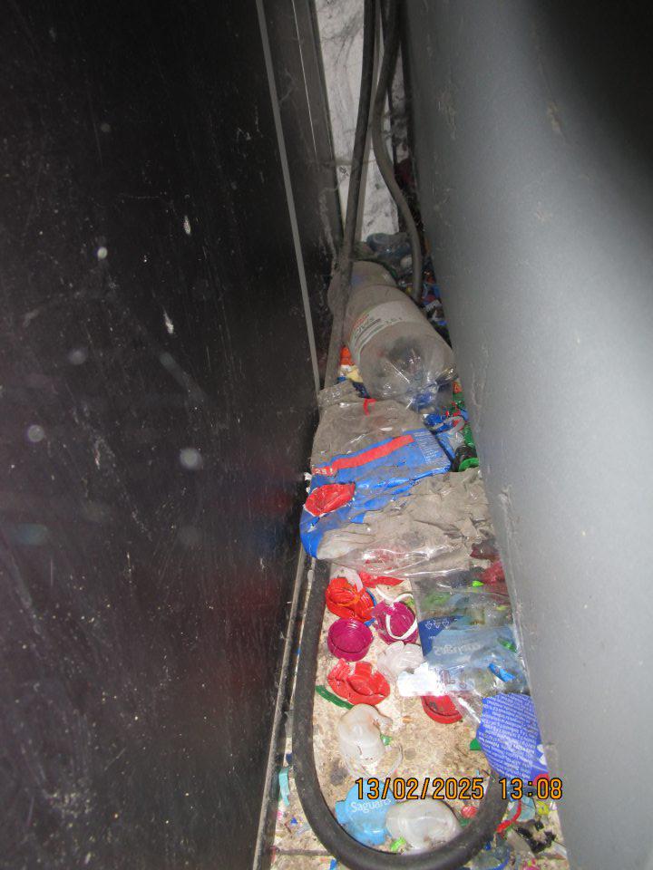 Predajná plocha: V zadnej časti nefunkčného fľaškomatu umiestneného pred pokladňami sa nachádzala hrubá vrstva prachu, špiny a plastových fliaš
