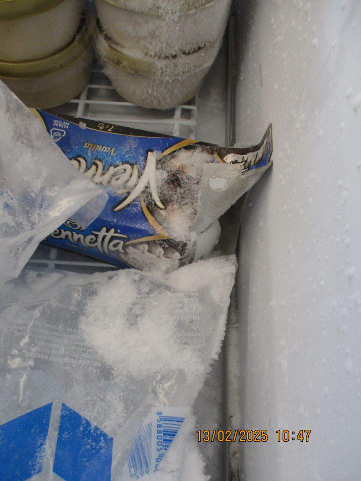 Na predajnej ploche:  V mraziacom boxe s uskladnenými hlbokomrazenými krémami a nanukmi bol zistený značný výskyt námrazy na stene boxu a priamo na spotrebiteľsky balených potravinách.