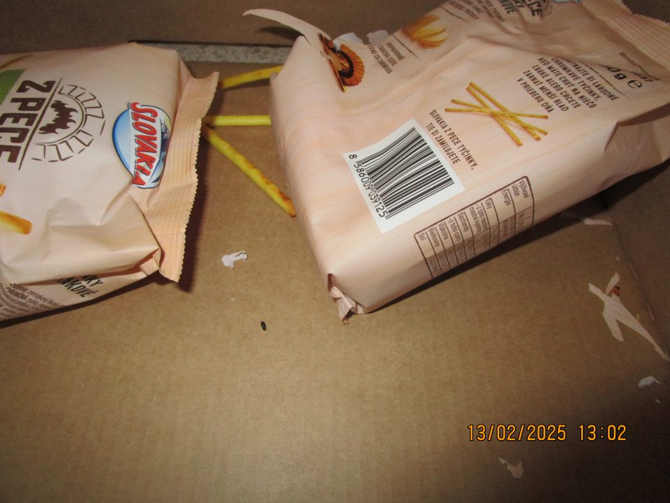 Na predajnej ploche:  V troch uličkách na rôznych miestach s uloženým tovarom: ryža, múka, strukoviny, cereálie a chipsy, bol zistený výskyt myšacieho trusu v kartónoch a priamo na spotrebiteľsky balených potravinách, ktorých obalový materiál s potravinami bol poškodený a nahryzený.