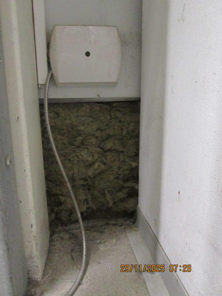 V čase úradnej kontroly sa zistili nedostatky v hygien prevadzkarne:
Zázemie:
V časti medzi príjmovou rampou a skladom zistené nedostatky v celistvosti steny, chýbajúci plastový obklad steny vo veľkosti 40x30 cm, čím bol viditeľný izolačný materiál steny
