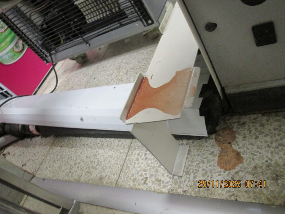 V čase úradnej kontroly sa zistili nedostatky v hygiene prevádzkarne:
Predajná plocha: V časti s chladiacimi vitrínami s uloženými mäsovými výrobkami zistený výskyt rozliatej neznámej tekutiny červenej farby na podlahe a na kovovej konštrukcii v celkovom rozsahu cca 50 cm x 20 cm vedľa chladiaceho zariadenia