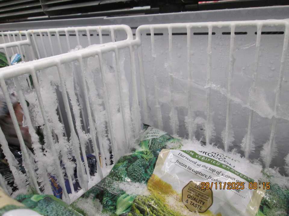 V čase úradnej kontroly sa zistili nedostatky v hygiene technologických zariadení:
Predajná plocha: V mraziacom zariadení s uloženou hlbokozmrazenou zeleninou a ovocím a mrazenými  krémami, zistený výskyt hrubej vrstvy námrazy po celom obvode mriežky úložného košíka o hrúbke cca od 1 cm do 3 cm