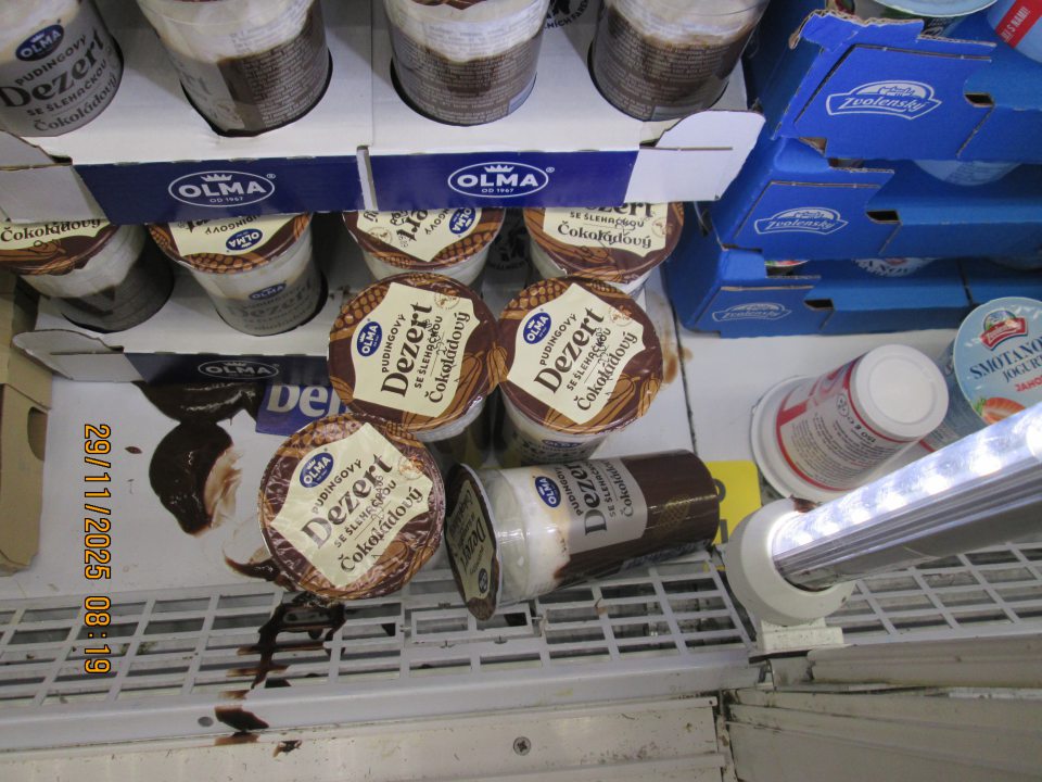 V čase úradnej kontroly sa zistili nedostatky v hygiene technologických zariadení:
Predajná plocha: V chladiacom zariadení s uloženými jogurtami zistený výskyt vytečeného obsahu pudingu a jogurtu  na viacerých miestach v celkovom rozsahu cca 8 cm x 5 cm na regáli, 5 cm x 5 cm v okolí mriežky