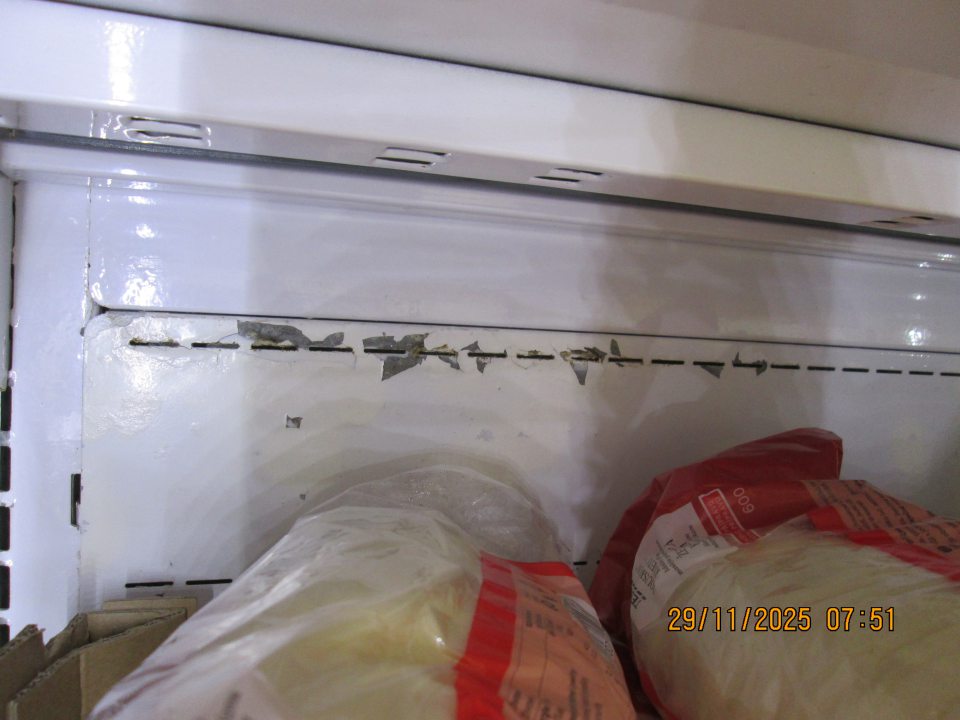 V čase úradnej kontroly sa zistili nedostatky v hygiene technologických zariadení:
Predajná plocha: V chladiacom zariadení, v  hornej vnútornej zadnej časti zariadenia na uloženými parenými pekárenskými výrobkami zistený výskyt poškodeného hygienického náteru v rozsahu cca 1 m x 3 cm, taktiež bol zistený výskyt korózie dvoch spojovacích nitov o priemere cca 1 cm 