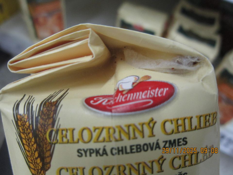 V čase úradnej kontroly sa zistili nedostatky v hygiene predaja:
Na predajnej ploche v časti s uloženou spotrebiteľsky balenou múkou, bol zistený výskyt  juvenilných štádií mole múčnej, ktoré sa nachádzali v rohoch obalu spotrebiteľských balení s uloženou múkou uvedenou nižšie:
-sypká chlebová zmes Celozrný chlieb s kvasnicami 500g, distribútor: MM gold-plus, s.r.o., Bohrova 1 , 851 01 Bratislava, Slovenská republika , DMT: 06.02.2026 v celkovom množstve 3 ks a v celkovej predajnej cene 5,67 €,
-sypká chlebová zmes s tekvicovými jadierkami 500g, distribútor: MM gold-plus, s.r.o., Bohrova 1 , 851 01 Bratislava, Slovenská republika , DMT: 23.03.2026 v celkovom množstve 6 ks a v celkovej predajnej cene 11,34 €,
v celkovom množstve 4,5kg a v celkovej predajnej cene 17,01€. Výskyt škodcov, svedčí o nedostatočnom výkone dezinsekcie a následnej sanitácie uvedených priestorov.