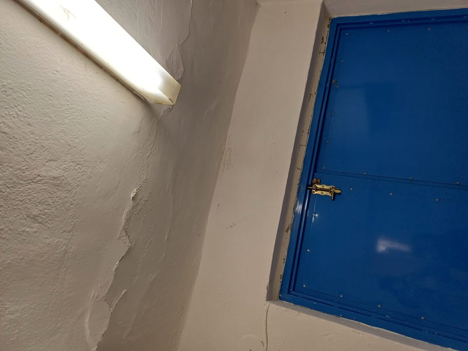 Manipulačná chodba na dočasné skladovanie pečiva- poškodený strop, opadáva omietka.