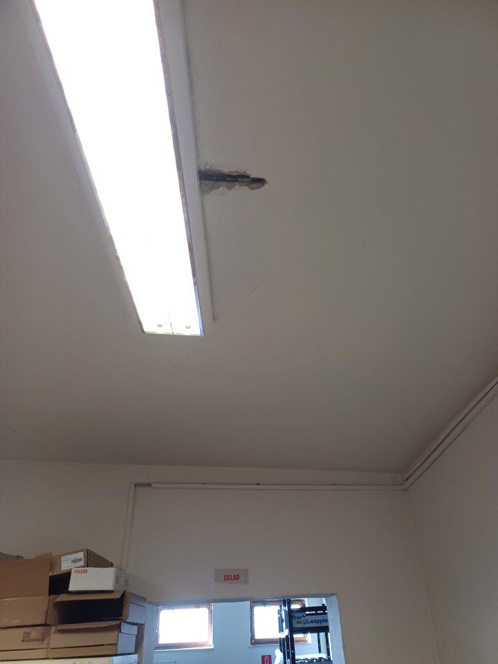 V zázemí prevádzky je strop pri osvetlení poškodený.