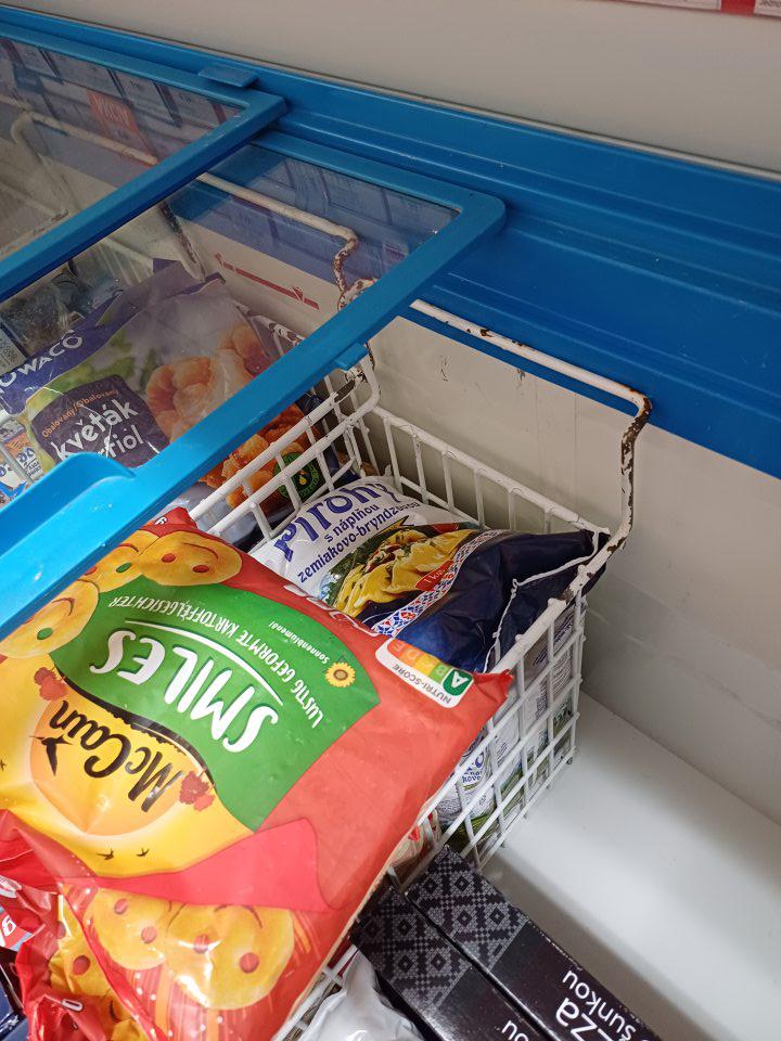 Mraziarenské zariadenie na predajnej ploche určené na uchovávanie mrazených výrobkov má závesné košíky s poškodeným povrchovým náterom, necelistvým, olupujúcim sa.