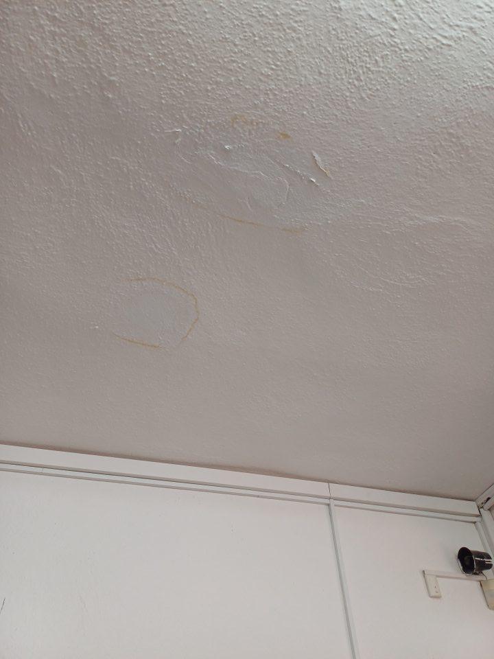 Na predajnej ploche je strop v blízkosti zázemia znečistený od zatečenia.