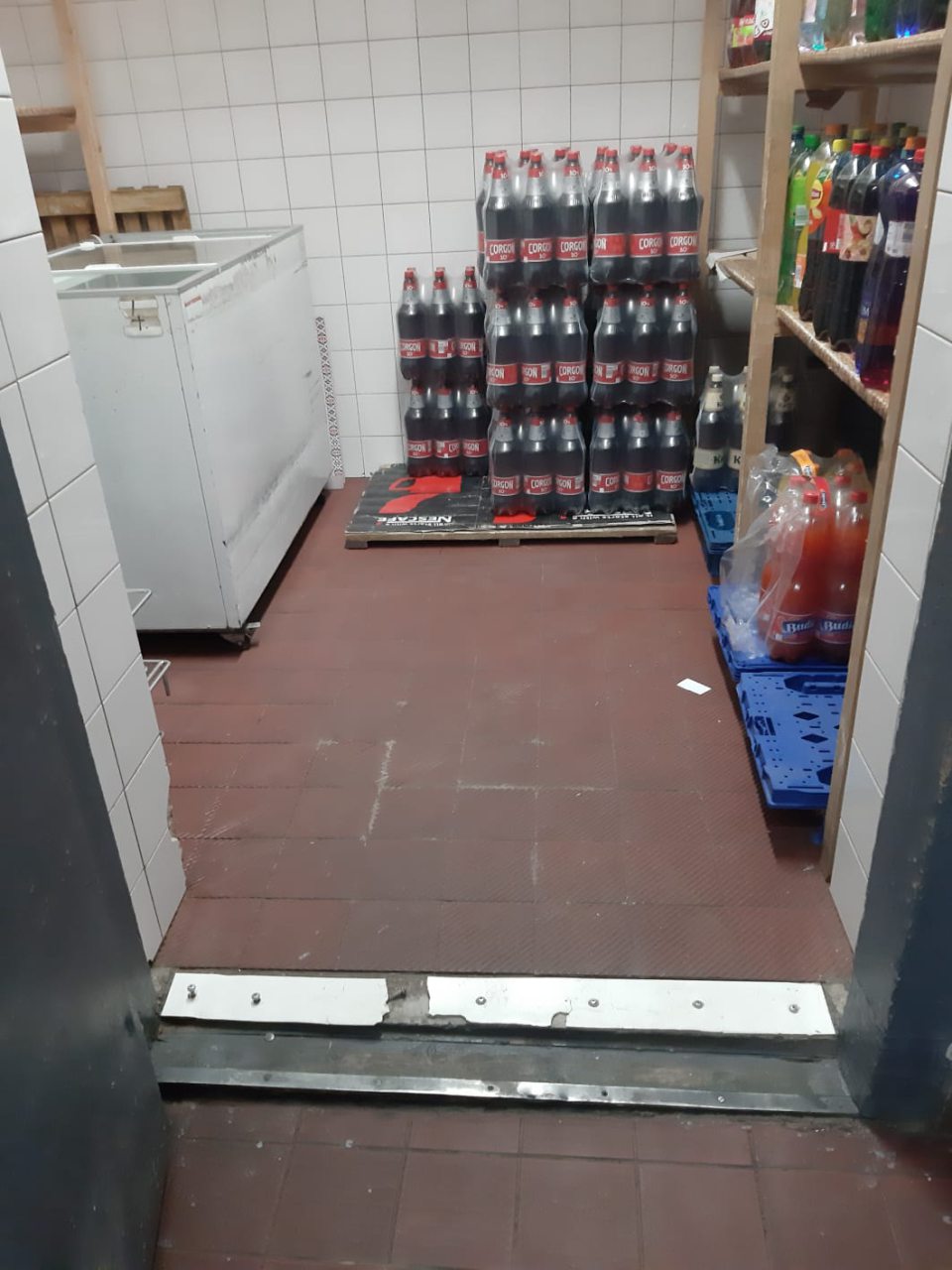  V chladiarenskom boxe v zázemí prevádzky určenom toho času na skladovanie nealkoholických nápojov je prah dverí poškodený, necelistvý.  