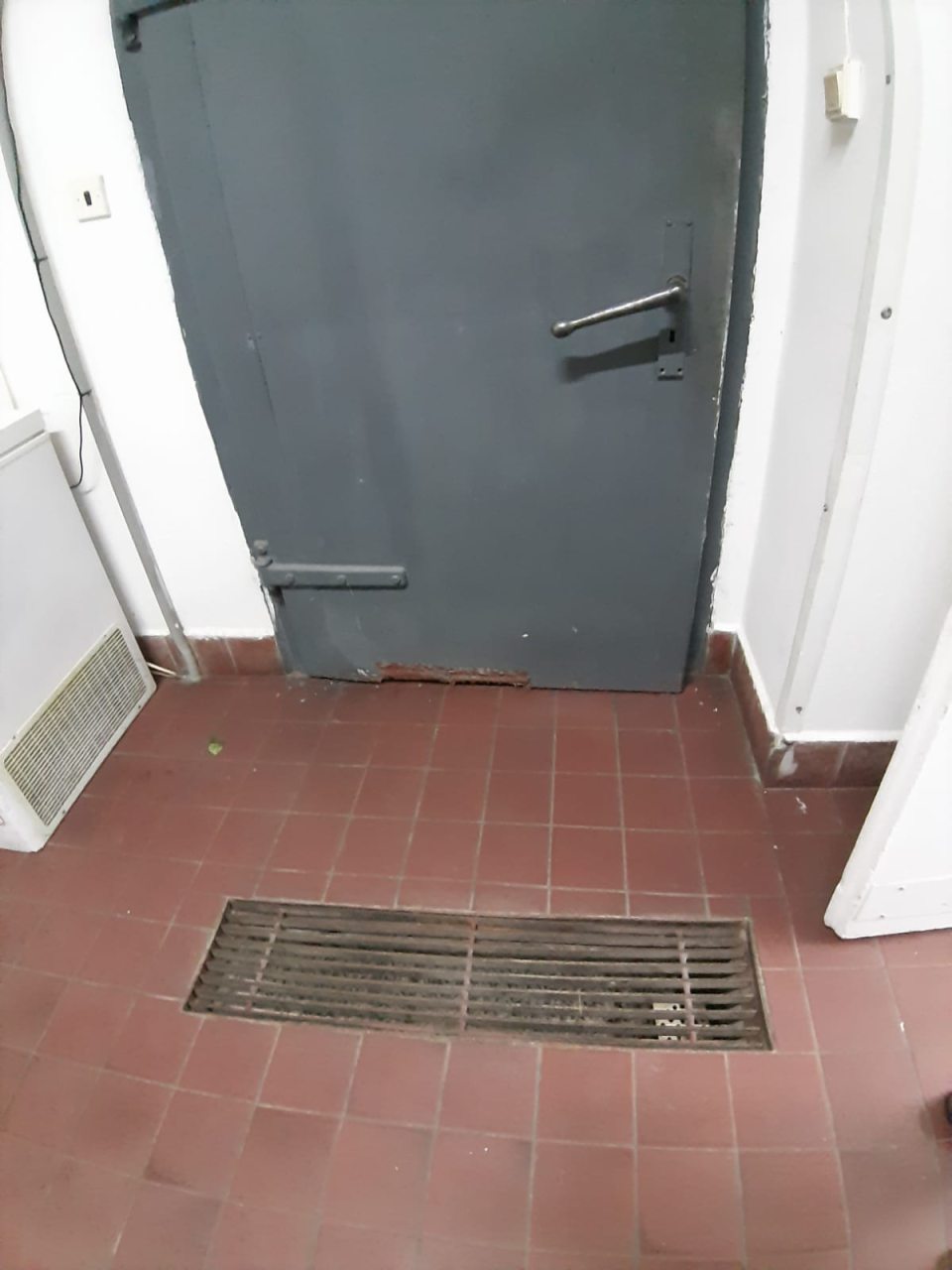 1.- V chladiarenskom boxe v zázemí prevádzky určenom toho času na skladovanie nealkoholických nápojov majú dvere boxu z vonkajšej strany v spodnej časti poškodený povrch, poškodený náter so známkami korózie. 