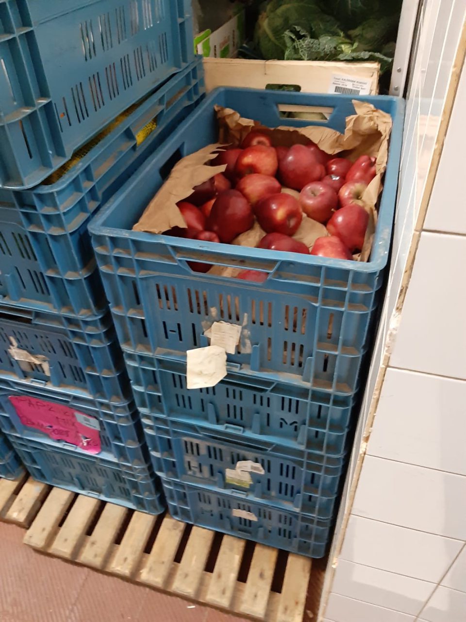 V chladiarenskom boxe v zázemí prevádzky sú spoločne skladované nebalené mäsové výrobky, ktoré visia na kovových hákoch a v umelohmotných prepravkách, ktoré sú znečistené hrubou vrstvou nečistoty je skladované ovocie a zelenina.