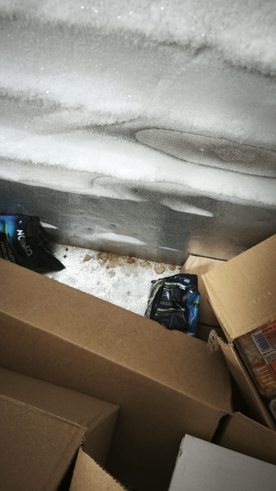 Mraziace zariadenie v suchom sklade potravín na uchovávanie hlbokozmrazených polotovarov je znečistené v ložnej časti zbytkami potravín, polámaným pečivom a omrvinkami.