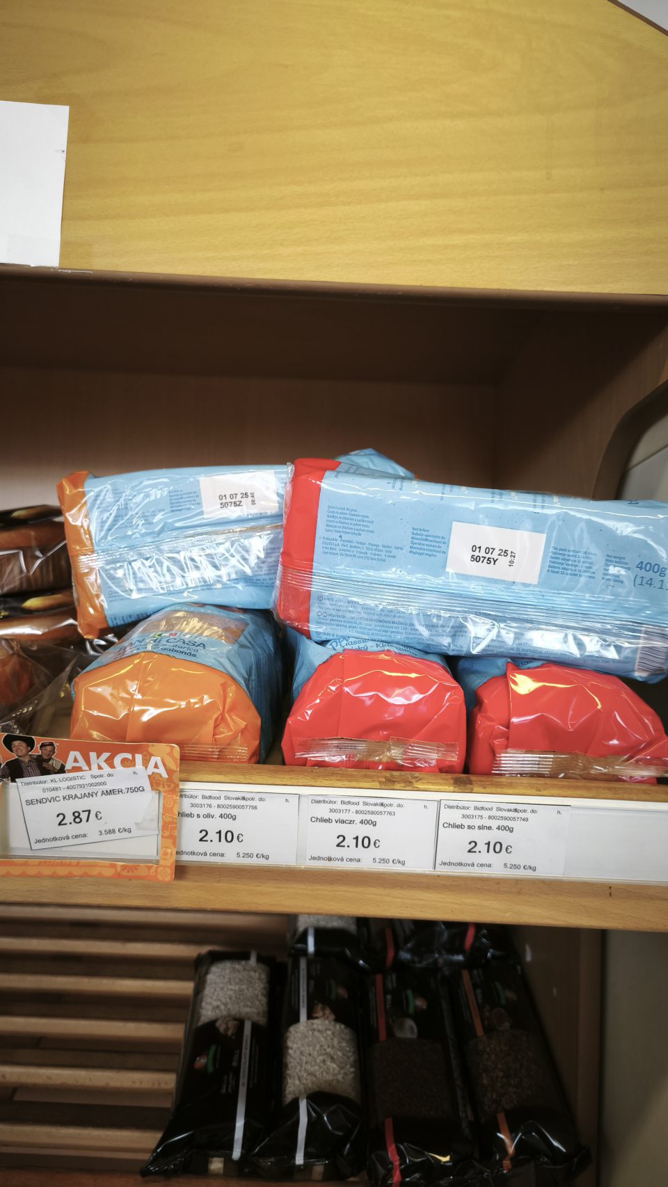 PAN DI CASA- a 400g, chlieb z hladkej pšeničnej múky, jačmennej, ryžovej, žitnej a špaldovej múky so slnečnicovým olejom a dextrózou, výrobca: COLUSSI spA, Miláno, DMT: 01.07.2025, spolu 5ks., celková hmotnosť-2,0kg, celková cena- 10,50€ , 6dní po DMT.
PAN DI CASA- a 400gr, chlieb so slnečnicovým olejom a dextrózou, výrobca: COLUSSI sp.A, Miláno, DMT: 01.07.2025,, spolu 3ks,celková hmotnosť- 1,2kg, celková  cena- 6,30€ , 6 dní po DMT