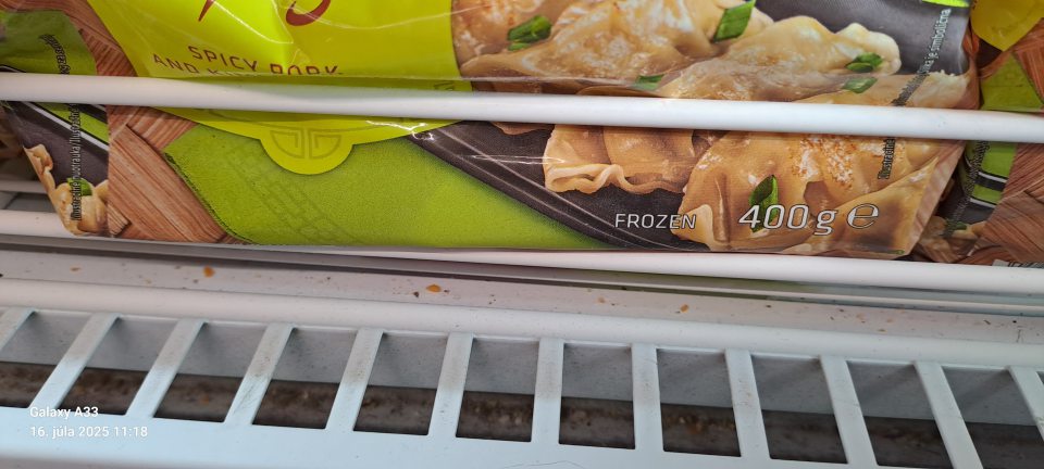 Mraziaca vitrína v časti pod mriežkami a na ložnej ploche je znečistená zvyškami zasušených potravín, prachom.