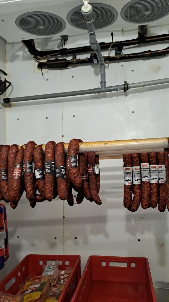 5. Otvorená -nekrytá  plastová prepravka na zber stečeného kondenzu z výparníka na strope v blízkosti skladovania mäsových výrobkov v chladiarenskom sklade.