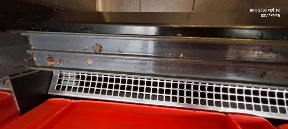 Znečistené chl. vitríny v časti drážok posuvných dvier.