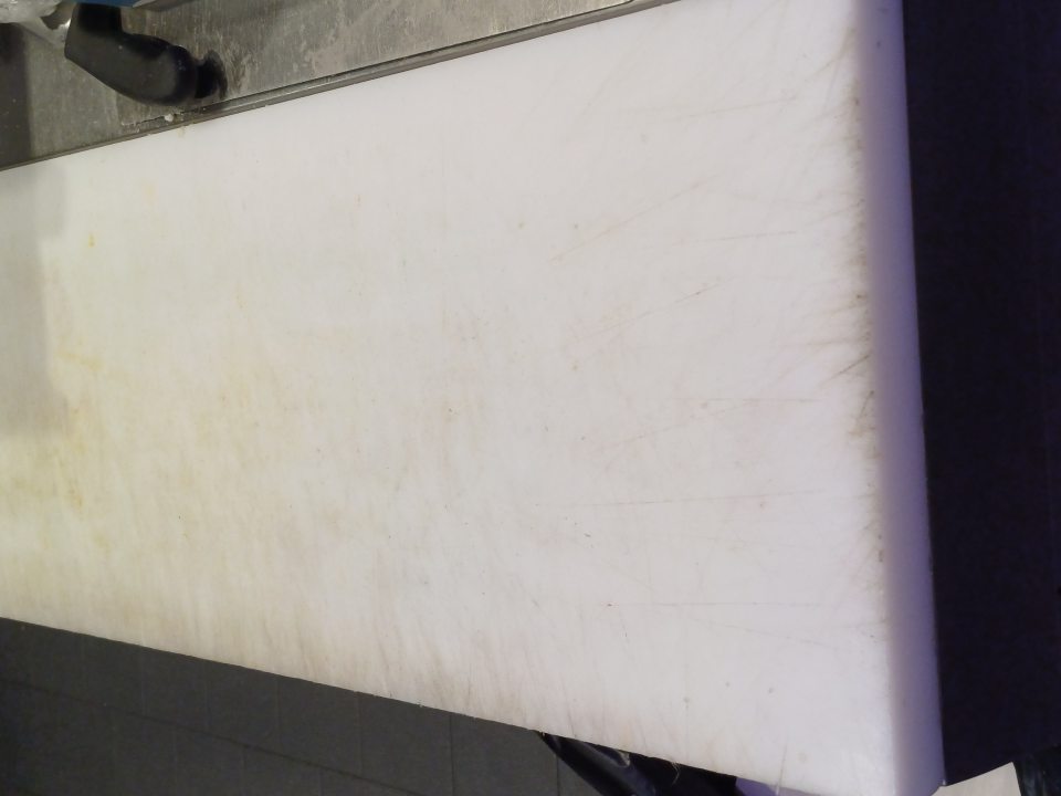 Poškodené a znečistené pracovné dosky na krájanie syrov a mäsových výrobkov.