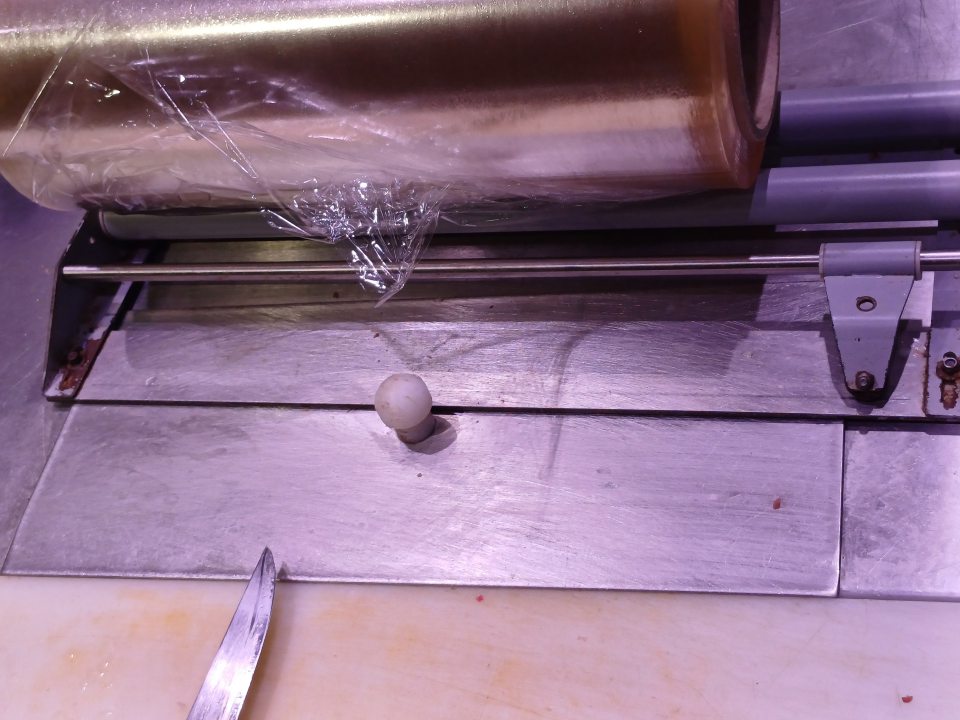 Stojan na baliacu fóliu má opotrebovaný, poškodený náter so známkami korózie.