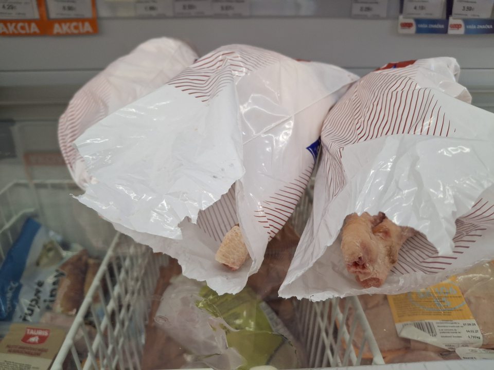 Poškodený, otvorený obal hlbokozmrazených potravín v mraziacom zariadení na predajni, a to: Sliepka bez drobov hydinové mäso hlbokozmrazené, 3 ks