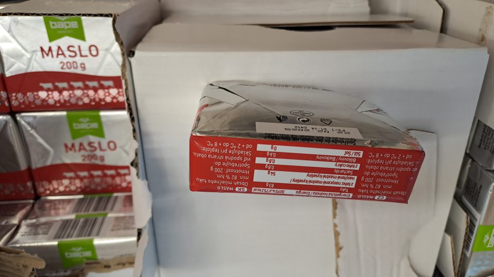 Nedodržanie teplotných podmienok pri uchovávaní masla.