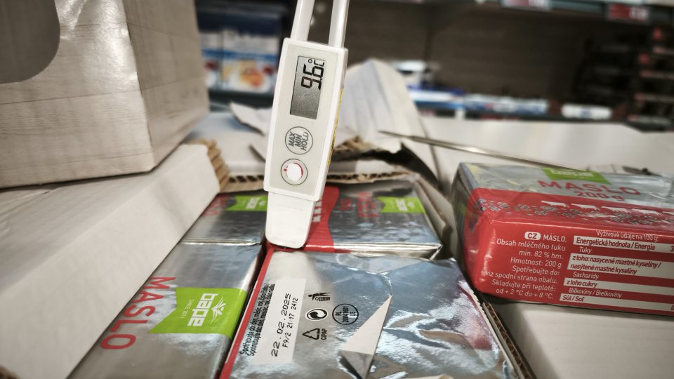 Nedodržanie teplotných podmienok pri uchovávaní masla.