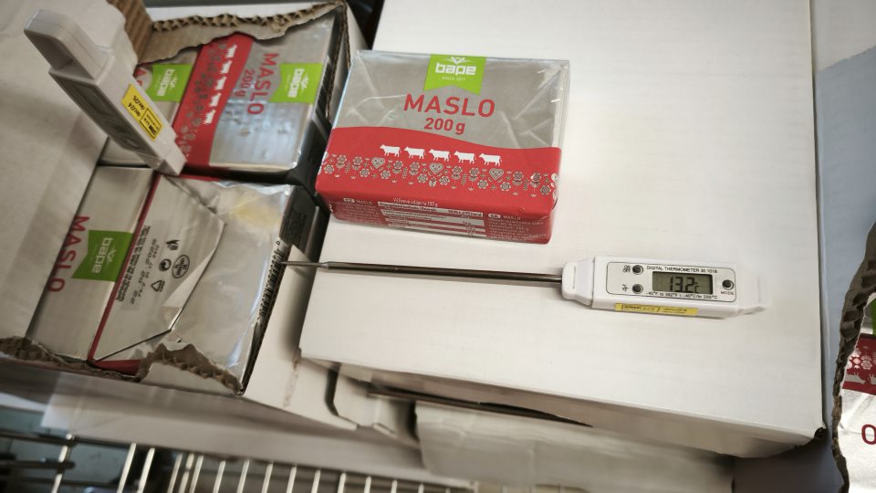 Nedodržanie teplotných podmienok pri uchovávaní masla.