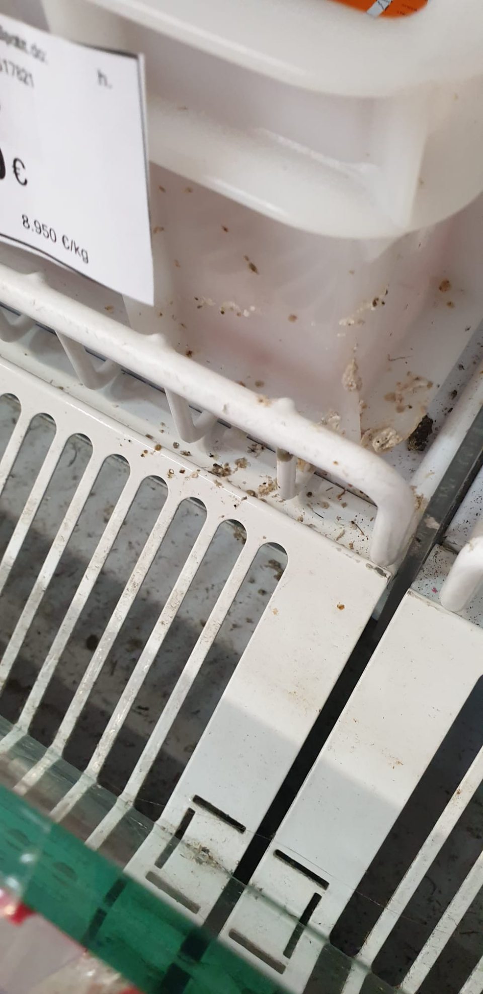 Chladiaca vitrína na mliečne výrobky na predajne ploche nie je  udržiavaná v čistote.