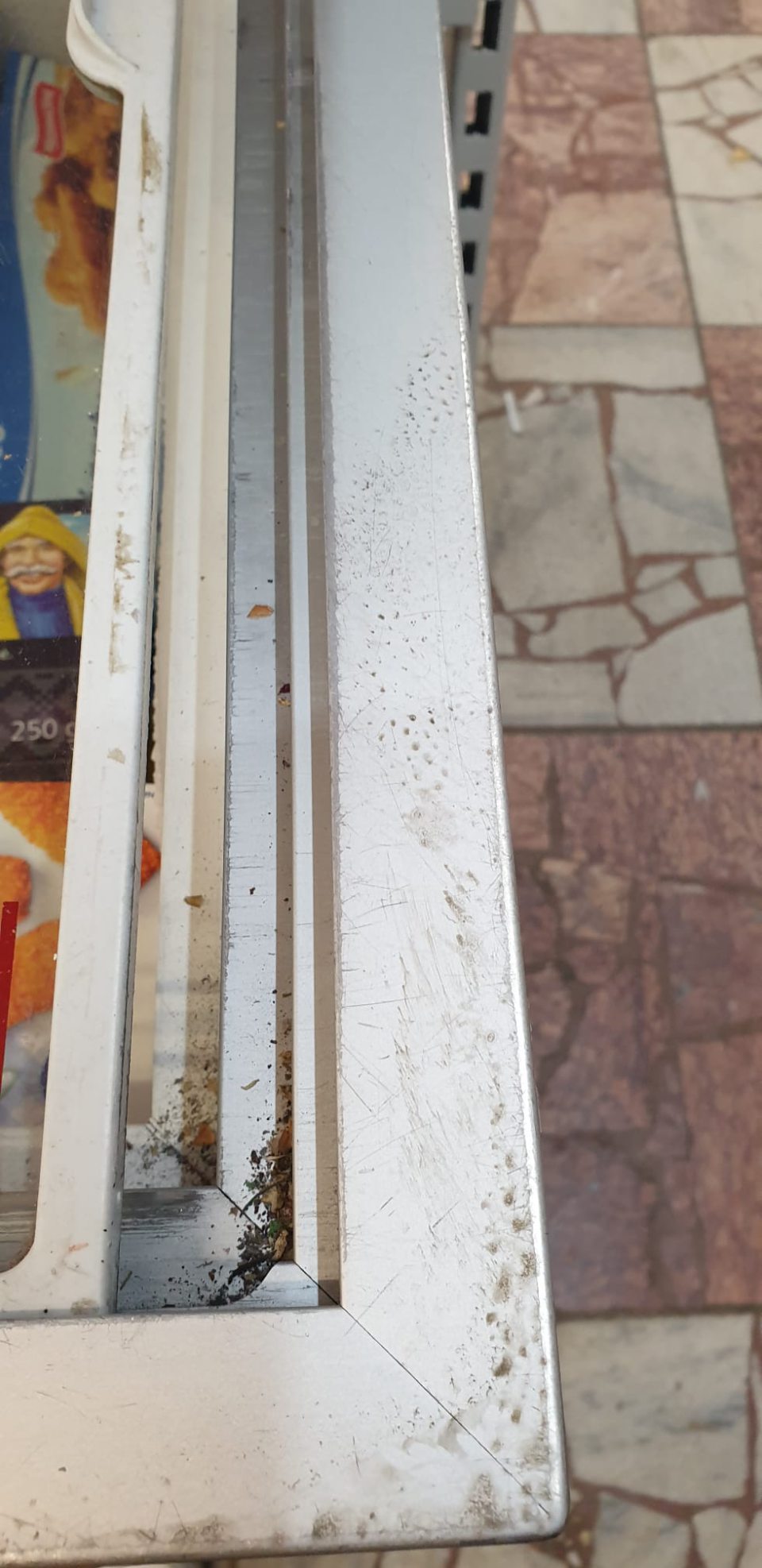 Mraziace zariadenie na  predajnej ploche nie je udržiavané v čistote.