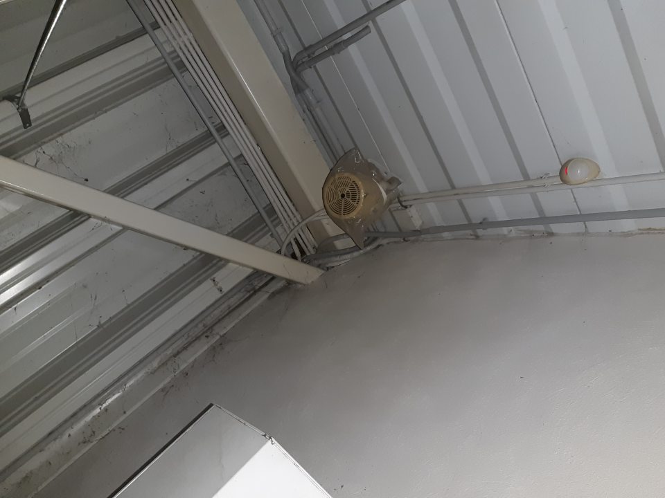 Strop v časti príjmových dverí znečistený pavučinami, prachom.