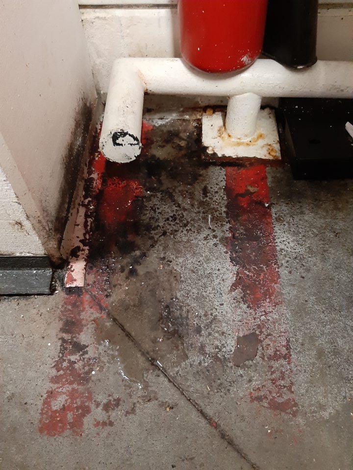 Podlaha v zázemí -sklade v manipulačných priestoroch znečistená na viacerých miestach hrubou nečistotou, prachom.