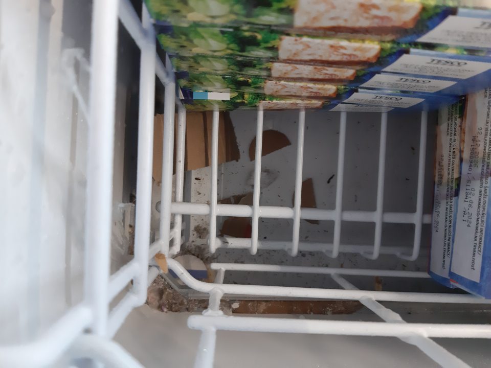 Mraziarenské zariadenia na predajnej ploche znečistené zasušenými zvyškami potravín, zvyškami obalového materiálu, prachom, námrazou.