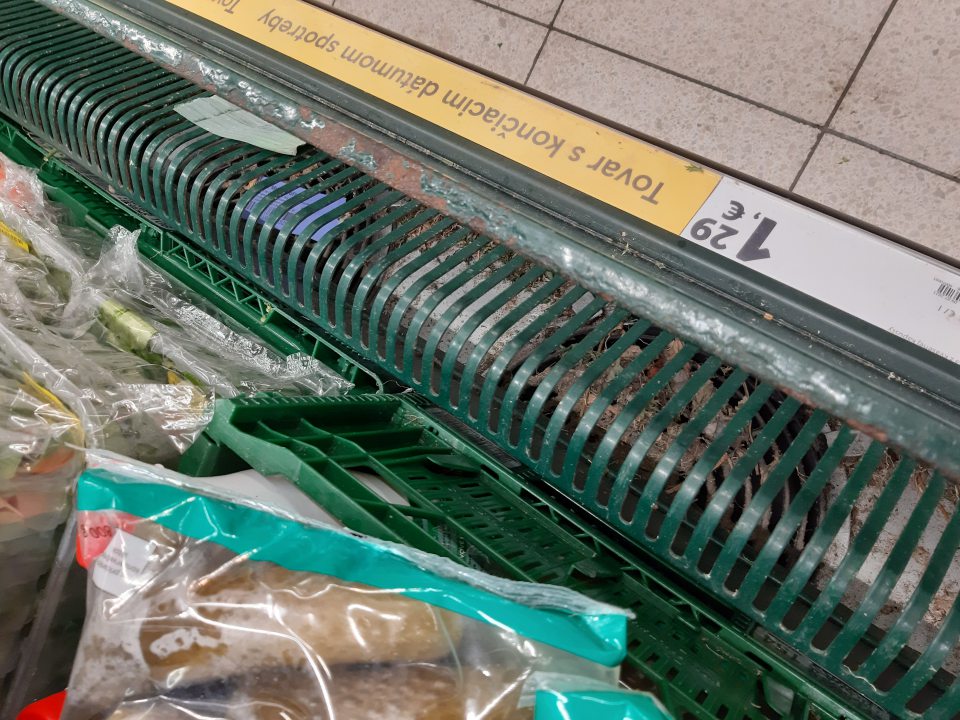 Chladiace zariadenie na  zeleninu v časti mriežok znečistené zasušenými zvyškami potravín.