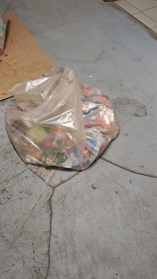 1.Znečistená podlaha v manipulačnej chodbe zvyškami vytečených tekutín z vratných obalov.